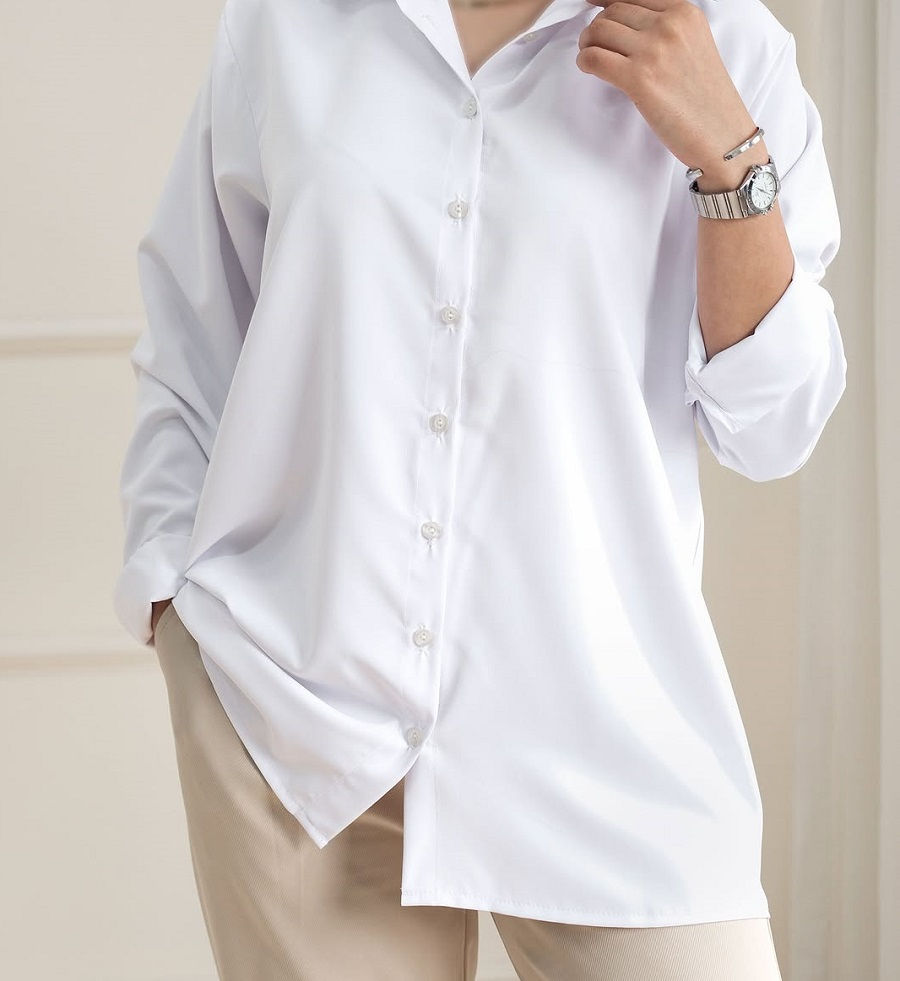 شومیز سفید با شلوار پارچه‌ای روشن