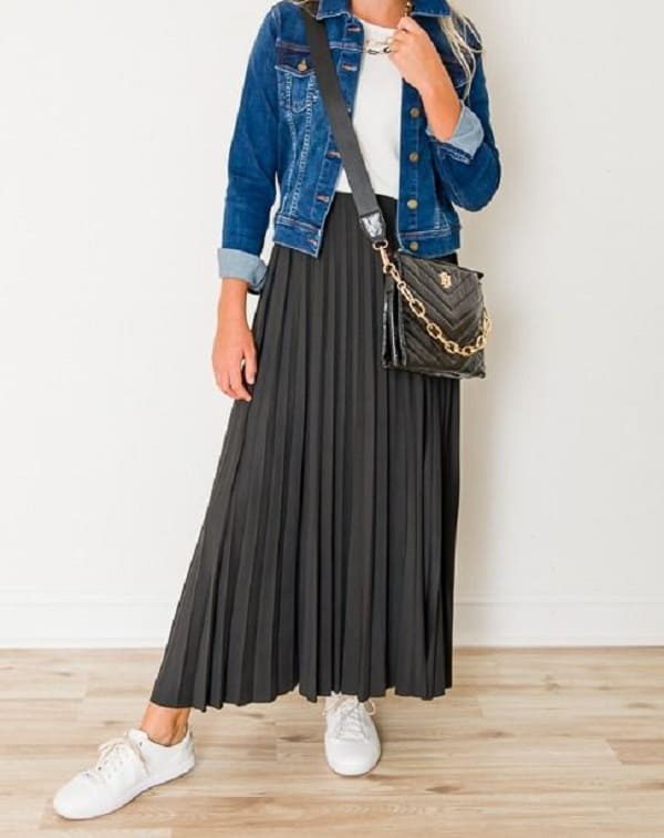 استایل تابستانی با دامن پلیسه و کت جین