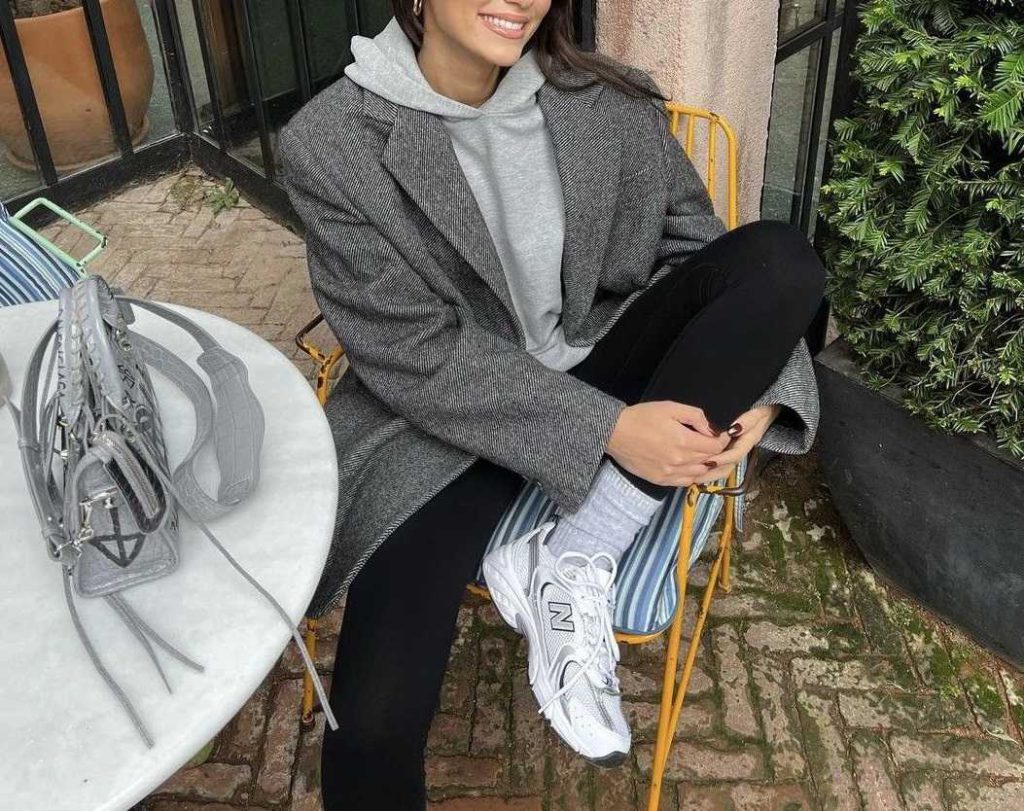 استایل خیابانی با هودی و کت طوسی