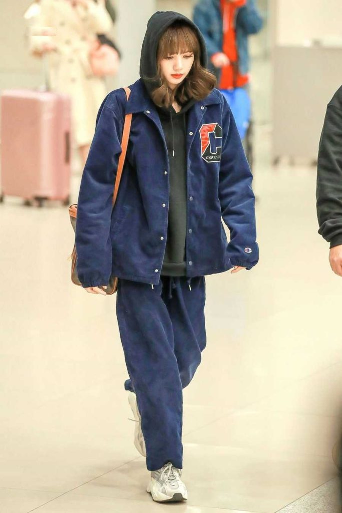 استایل راحتی و مسافرتی با کت و شلوار مخملی و هودی