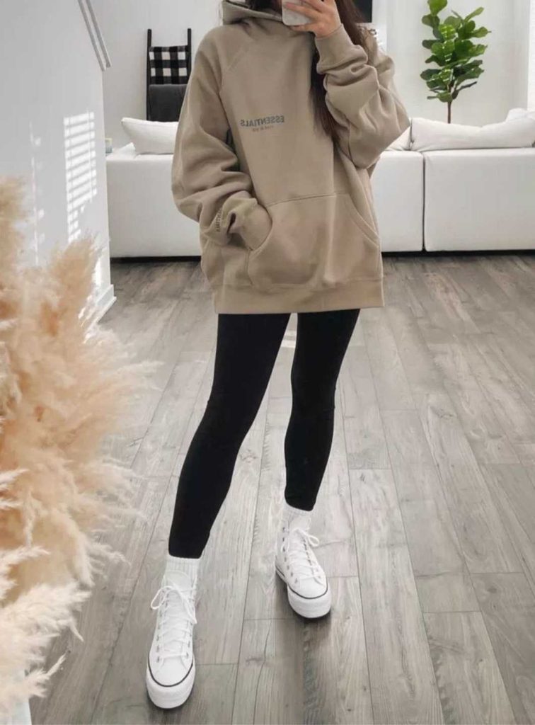 استایل ساده و مینیمال با هودی کرم