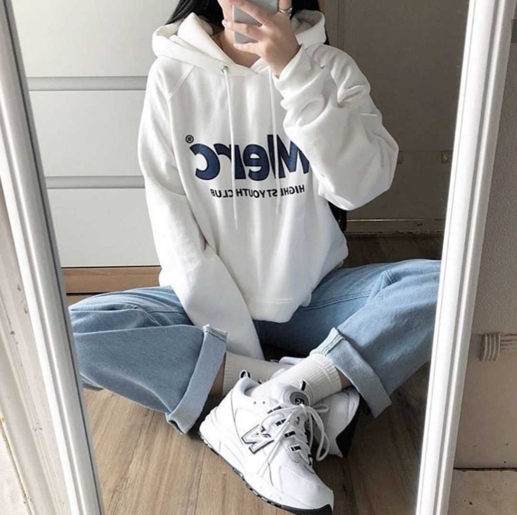 استایل مینیمال با هودی سفید و جین آبی