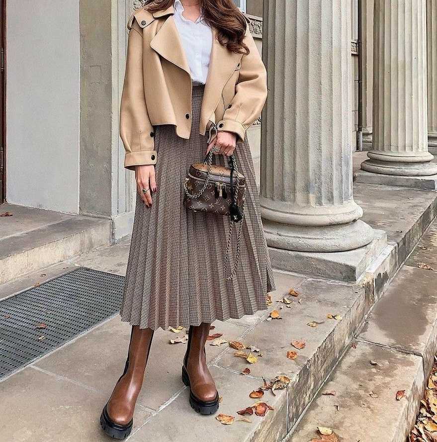 دامن پلیسه با چی بپوشیم : دامن پلیسه و ترنچ کت کوتاه