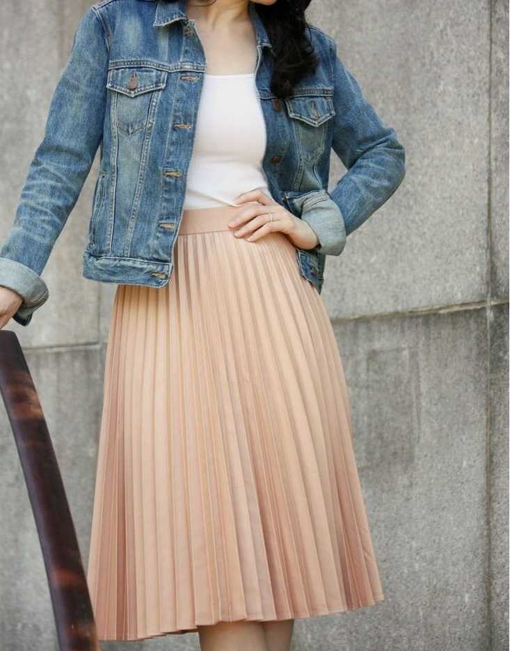 دامن پلیسه رو با چی بپوشیم : دامن پلیسه و کت جین