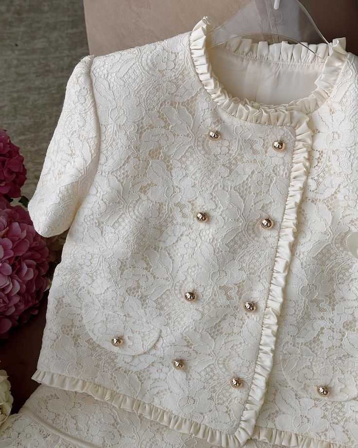 کت شنل سفید چهاردکمه